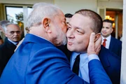 Fábio Luís Lula da Silva, o Lulinha, com o presidente Lula em abril de 2023 