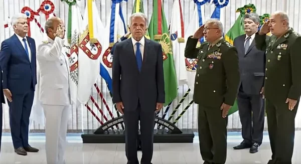 “Reconstruir diálogo com Forças Armadas leva tempo”, diz Reginaldo Lopes ao defender ministro de Lula