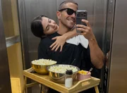 André Lamoglia e Jade Picon posam antes de sessão cinema