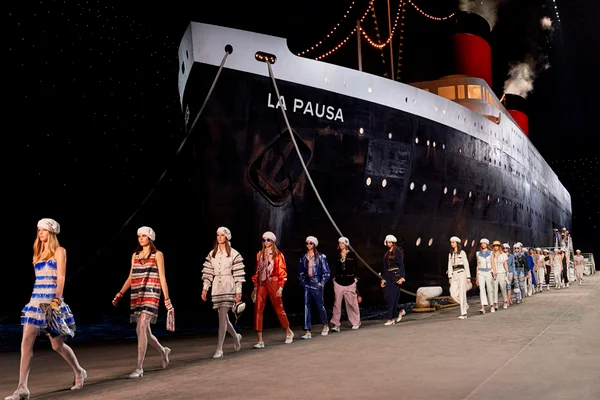 Saiba tudo que rolou no desfile Chanel Cruise 2018/2019