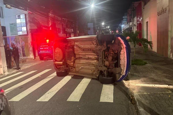 Imagem colorida do carro da PM capotado - Metrópoles