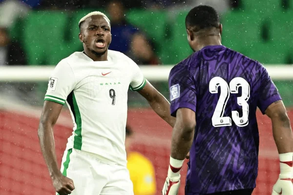 Jogadores da Nigéria na partida diante do Gabão