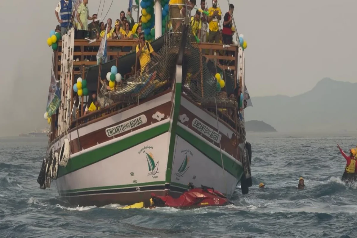 Jet sky é atingido por embarcação durante "barqueada" de Flávio Bolsonaro Jet sky é atingido por embarcação durante "barqueada" de Flávio Bolsonaro