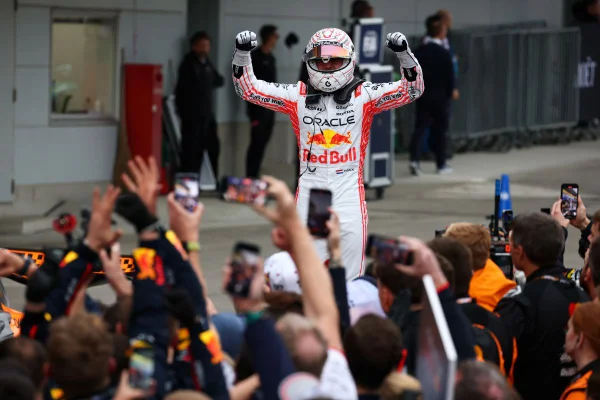Foto colorida de Verstappen comemorando vitória no Japão - Metrópoles