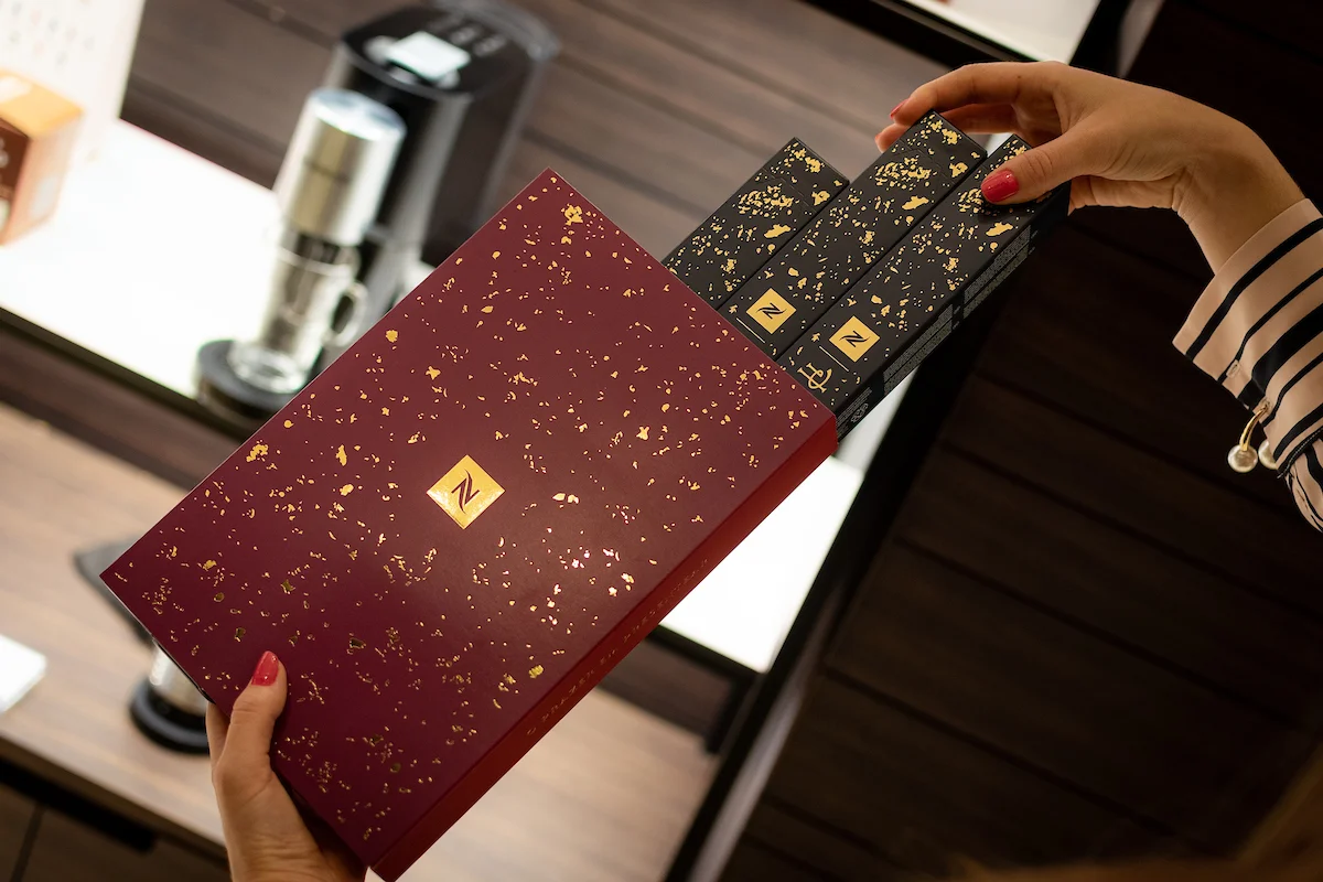 Caixa Sleeve Wrap N Festive Ol com cápsulas de café, da Nespresso - R$ 175 Caixa Sleeve Wrap N Festive Ol com cápsulas de café, da Nespresso - R$ 175