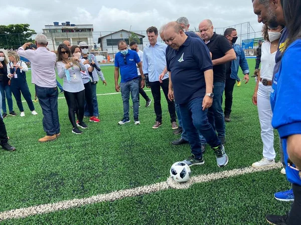 Ibaneis Rocha chuta bola em quadra de esportes