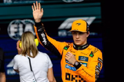 Oscar Piastri largou na pole, mas terminou em 2º