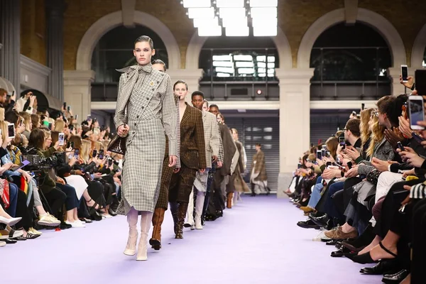 Fila final de desfile da Mulberry na Semana de Moda de Londres