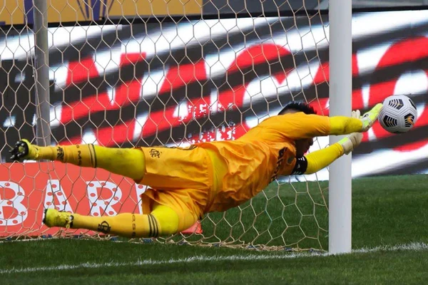 Diego Alves pega pênalti pelo Flamengo - Supercopa do Brasil