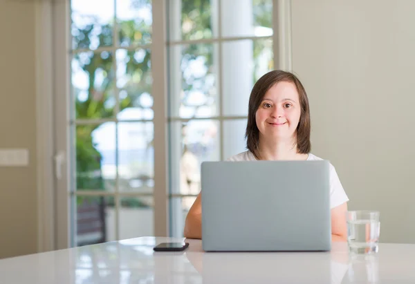 mulher com sindrome de down trabalhando no seu notebook