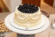 Bolo de aniversário por Mandiê Doceria Bolo de aniversário por Mandiê Doceria