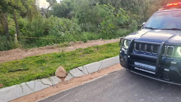 Imagem colorida de cena do crime onde homem matou cunhado a facadas em Araucária (PR) em uma pescaria - Metrópoles