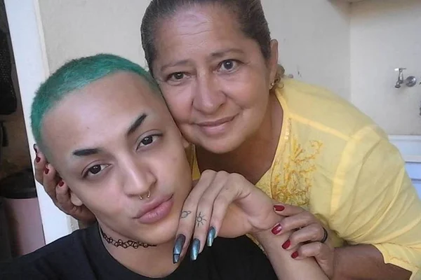 Mãe de Pabllo Vittar faz decoração de Natal com fotos da filha