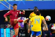 Cristiano Ronaldo em disputa de bola durante Colômbia x Portugal.