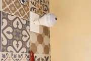 O dispositivo estava instalado na parede, na sala 
