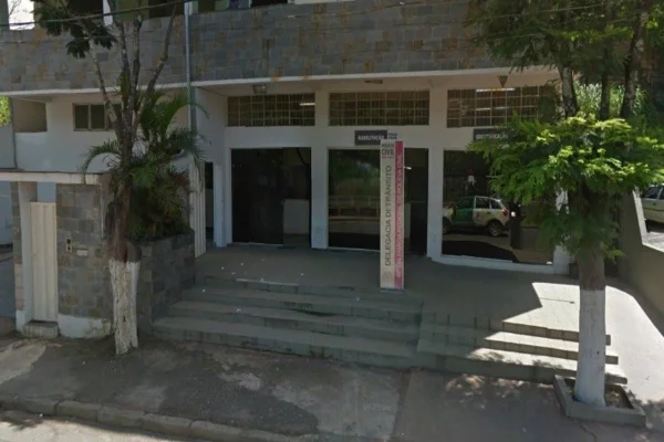 Pai mata filho com facadas nas costas e avisa filha: “Matei seu irmão”