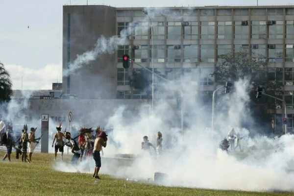 Contra indígenas, PMDF lança gás e bombas de efeito moral na Esplanada