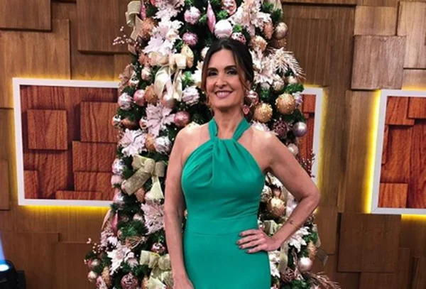 Sem namorado, Fátima Bernardes mostra detalhes da ceia em família