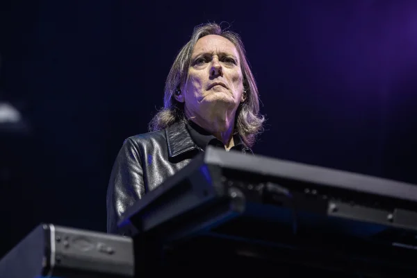 Imagem colorida de Roger O'Donnell, tecladista da icônica banda The Cure
