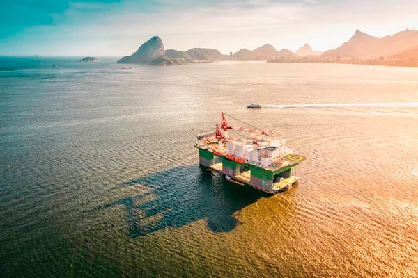 Obrigados a passar um mês em isolamento, petroleiros dizem que chegaram ao limite