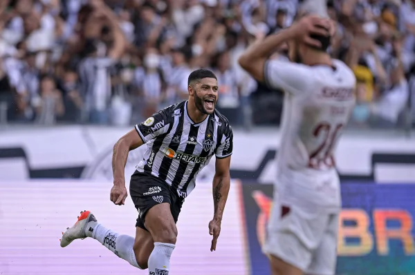 Hulk faz dois, Atlético-MG bate Fluminense e fica mais perto do título