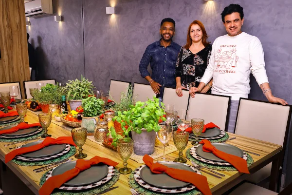 Tiago Correia reúne amigos em noite intimista de pizza e vinho