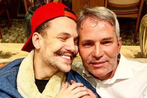 Pai de Saulo Poncio celebra casamento gay e mãe aparece pelada