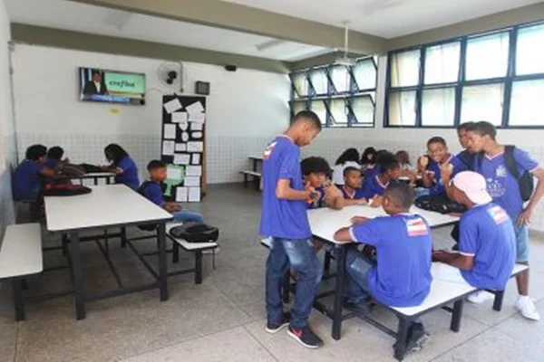 Alunos conversando em sala de aula