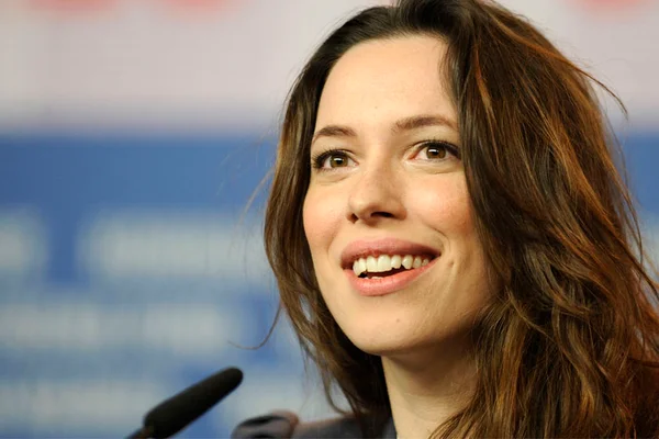 Rebecca Hall se diz arrependida de ter trabalhado com Woody Allen