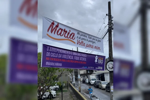 Imagem colorida, faixas em campanha espalhadas na rua de Salvador (BA) - Metrópoles