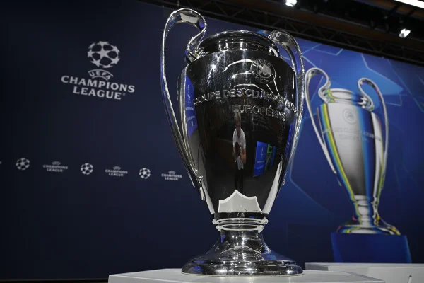 Imagem colorida da taça da Champions League - Metrópoles