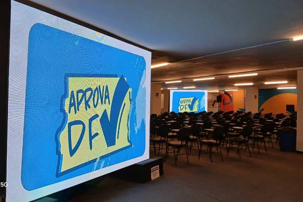 Com a expectativa de mais de 110 mil vagas em concursos públicos no Brasil em 2024, muitos candidatos já estão em busca de alternativas para garantir uma boa preparação. Em Brasília, o projeto Aprova DF surge como uma solução gratuita e acessível, oferecendo aulas presenciais e materiais de qualidade para quem sonha com a aprovação, mas não pode arcar com os altos custos dos cursos preparatórios tradicionais.