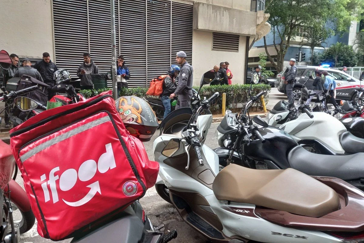 Policiais militares aplicam multa em entregadores ao lado do Shopping Pátio Paulista, em São Paulo Policiais militares aplicam multa em entregadores ao lado do Shopping Pátio Paulista, em São Paulo