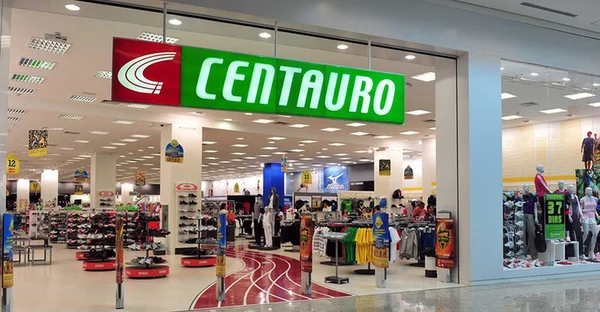 fachada de loja da Centauro com logotipo e gôndolar de produtos - Metrópoles