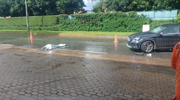 Homem morre atropelado no Lago Sul. Motorista não tem CNH