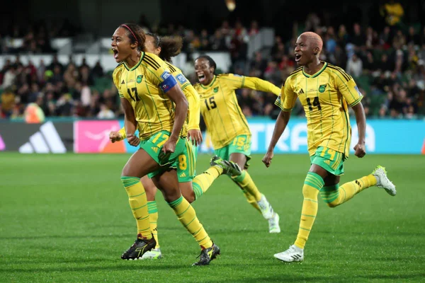 Jogadoras da Jamaica comemorando gol - Metrópoles