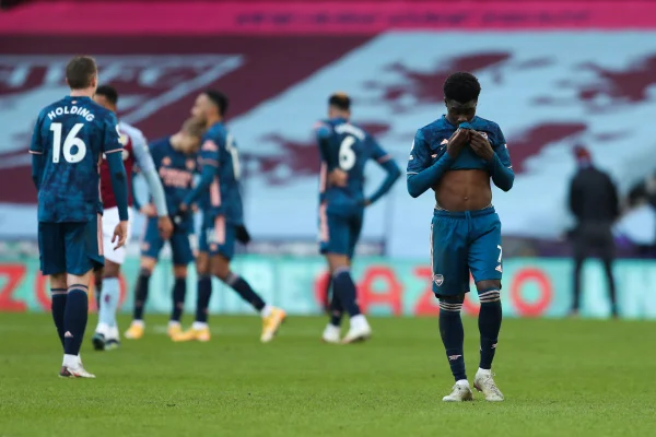 Arsenal leva gol cedo, é derrotado pelo Aston Villa e se complica no Inglês