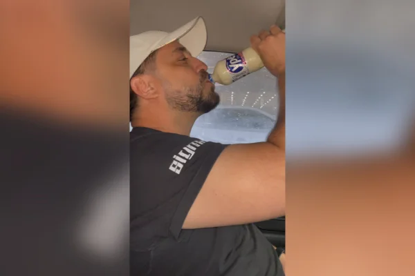 Imagem colorida mostra apoiador bebendo detergente -- Metrópoloes