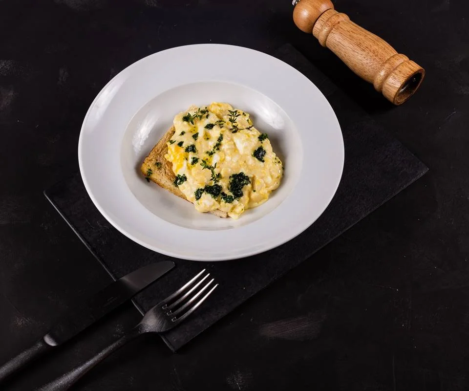 Reverso – Rua SGCV Sul, Lote 15, Hotel Blue Tree Premium Jade, ao lado do Casa Park: no almoço e jantar, pão com ovo e farofa de presunto de parma (entrada); arroz caldoso de costela com batata-palha caseira, chimichurri de manjericão e banana assada ou mil-folhas de abobrinhas ao pomodoro rústico com mousseline de batata (principal); e churros de banana com brigadeiro de Leite Ninho (sobremesa) Reverso – Rua SGCV Sul, Lote 15, Hotel Blue Tree Premium Jade, ao lado do Casa Park: no almoço e jantar, pão com ovo e farofa de presunto de parma (entrada); arroz caldoso de costela com batata-palha caseira, chimichurri de manjericão e banana assada ou mil-folhas de abobrinhas ao pomodoro rústico com mousseline de batata (principal); e churros de banana com brigadeiro de Leite Ninho (sobremesa)
