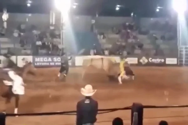 Peão morre após ser pisoteado por touro em rodeio; assista ao vídeo