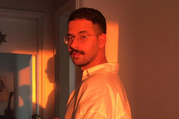 Na imagem com cor, homem branco brasiliense posa para fotos - Metrópoles