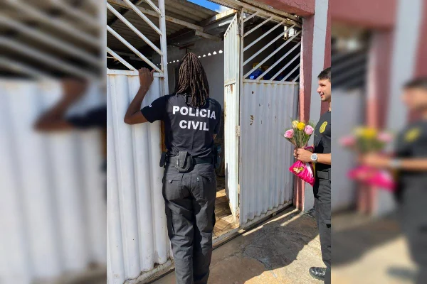 Policiais civis visitam e presenteiam vítimas de violência doméstica