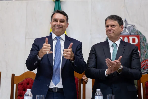 Flávio Bolsonaro e Tarcísio de Freitas, na Alesp