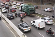 Motos na Marginal Pinheiros, em São Paulo