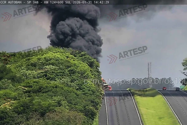 Ninguém se feriu durante a ocorrência. O motorista transportava o destilado de petróleo quando perdeu o controle da direção em Sumaré (SP) - Metrópoles