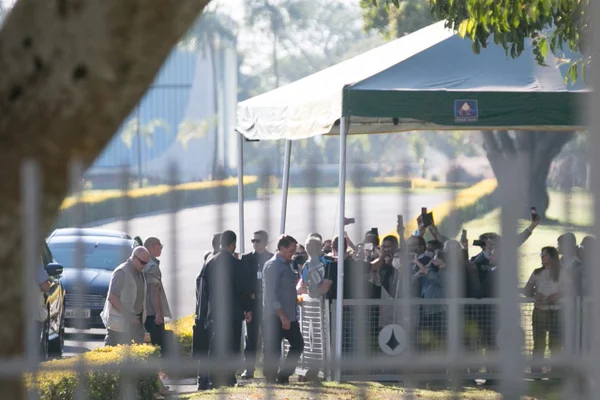 Bolsonaro diz a apoiadores que está gripado, mas cumpre agenda externa - destaque galeria Bolsonaro diz a apoiadores que está gripado, mas cumpre agenda externa - destaque galeria
