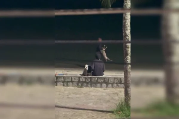 casal sentado na praia