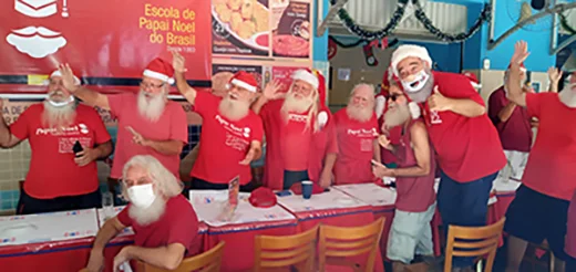 Papais Noéis se despedem do Natal com chope e macarronada no Rio