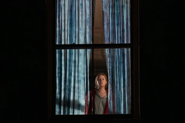 Netflix divulga trailer de A Mulher na Janela, suspense com Amy Adams