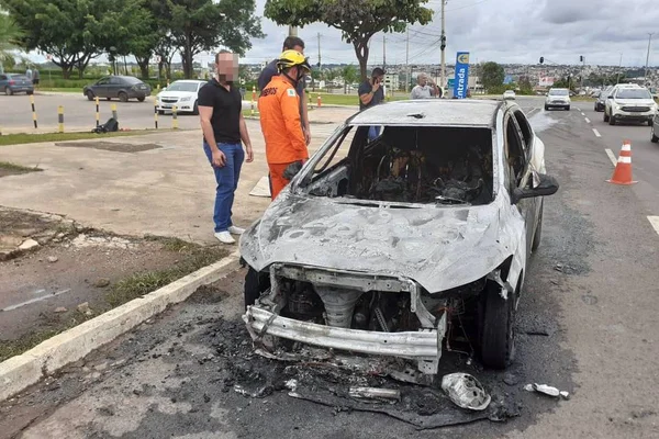 Carro pega fogo na entrada de Águas Claras